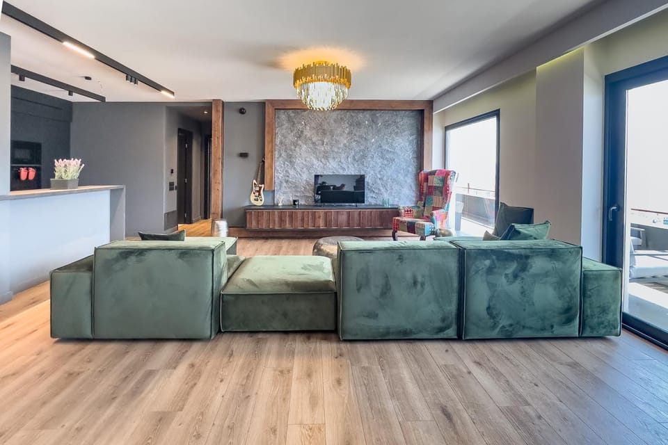 TV and multimedia, Kitchen or kitchenette, Living room, Seating area