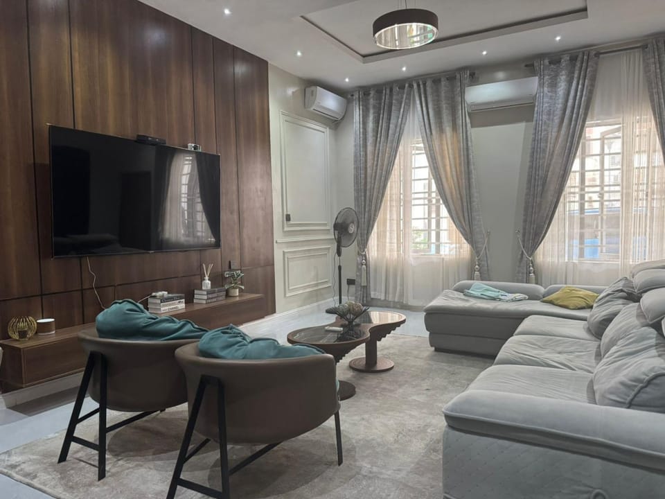 Communal lounge/ TV room, TV and multimedia, Living room, Seating area, air conditioner
