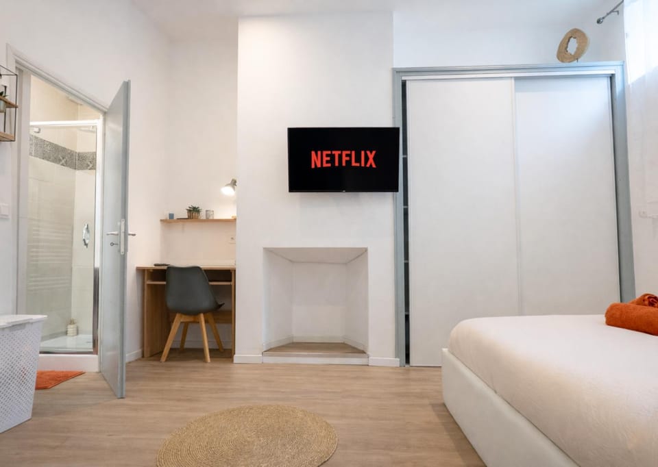 Shower, Bathroom, TV and multimedia, Photo of the whole room, Bedroom, towels