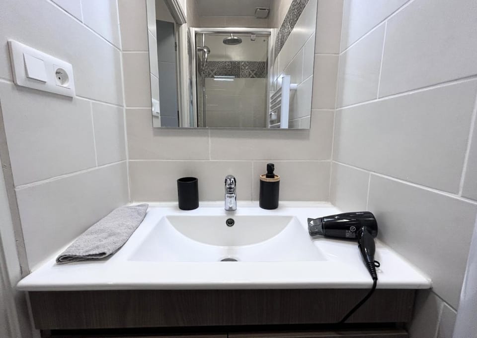 Bathroom, hair dryier, towels
