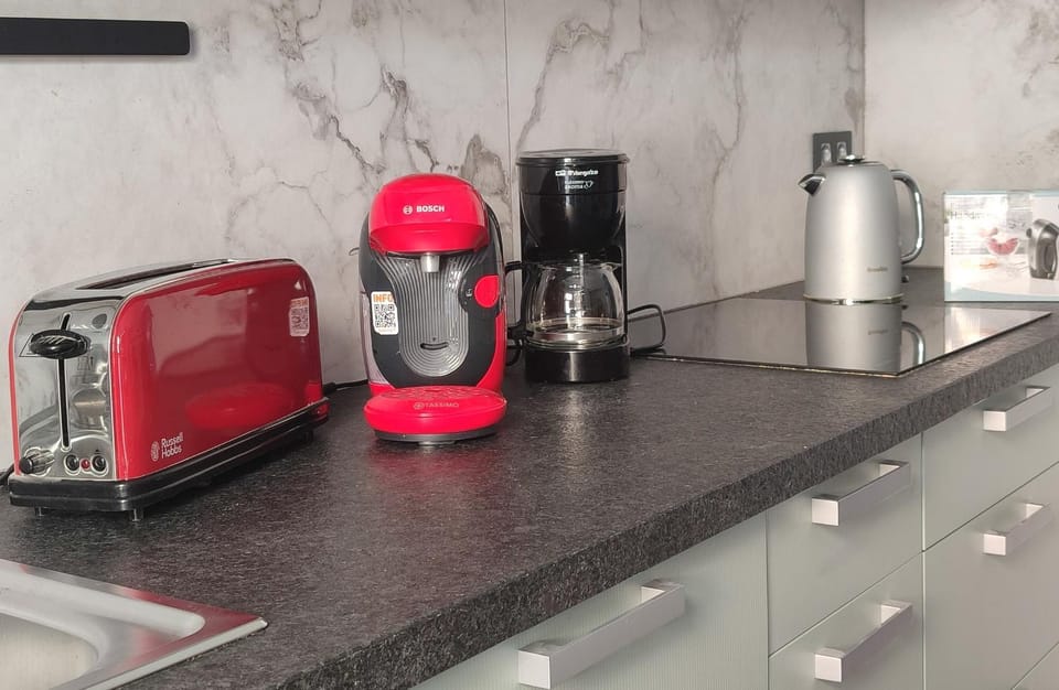 Coffee/tea facilities, toaster, kitchen