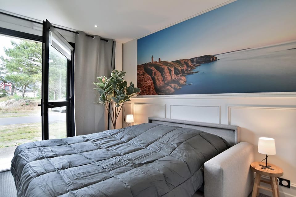 Bed, Seating area