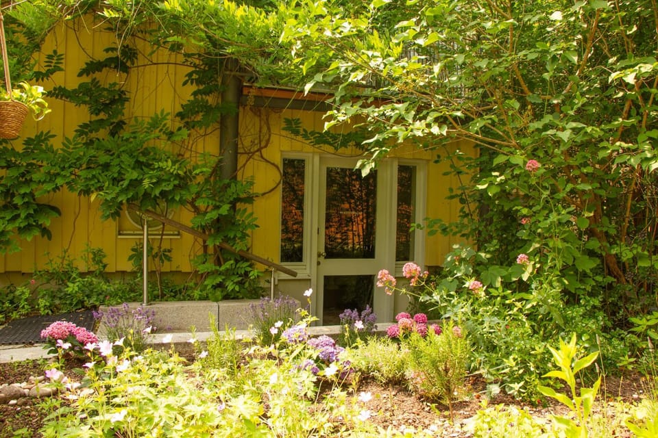 Property building, Facade/entrance, Garden, Garden, Balcony/Terrace, Garden view