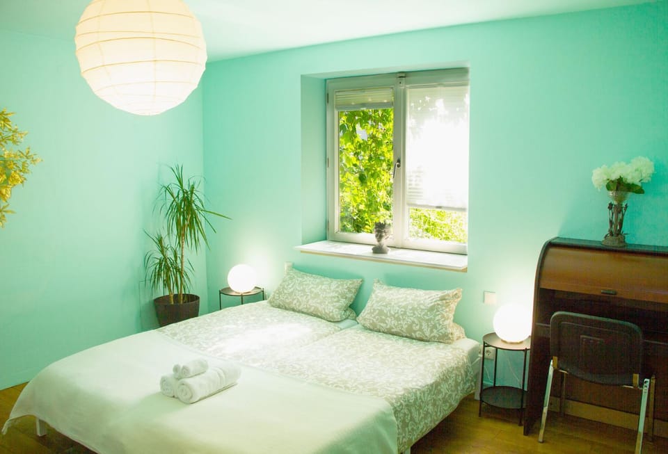 Bed, Bedroom, Garden view, towels