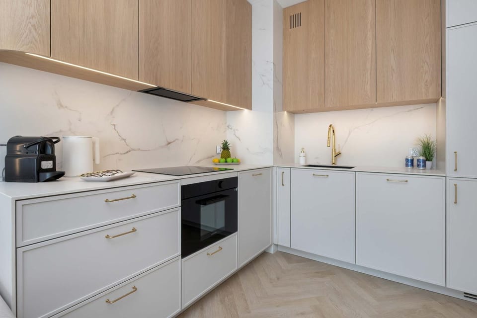 Coffee/tea facilities, Kitchen or kitchenette, stove