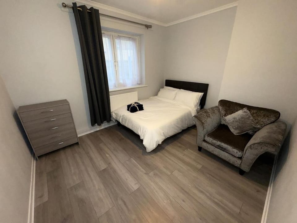 Bed, Photo of the whole room, Seating area, Bedroom, flat iron, towels
