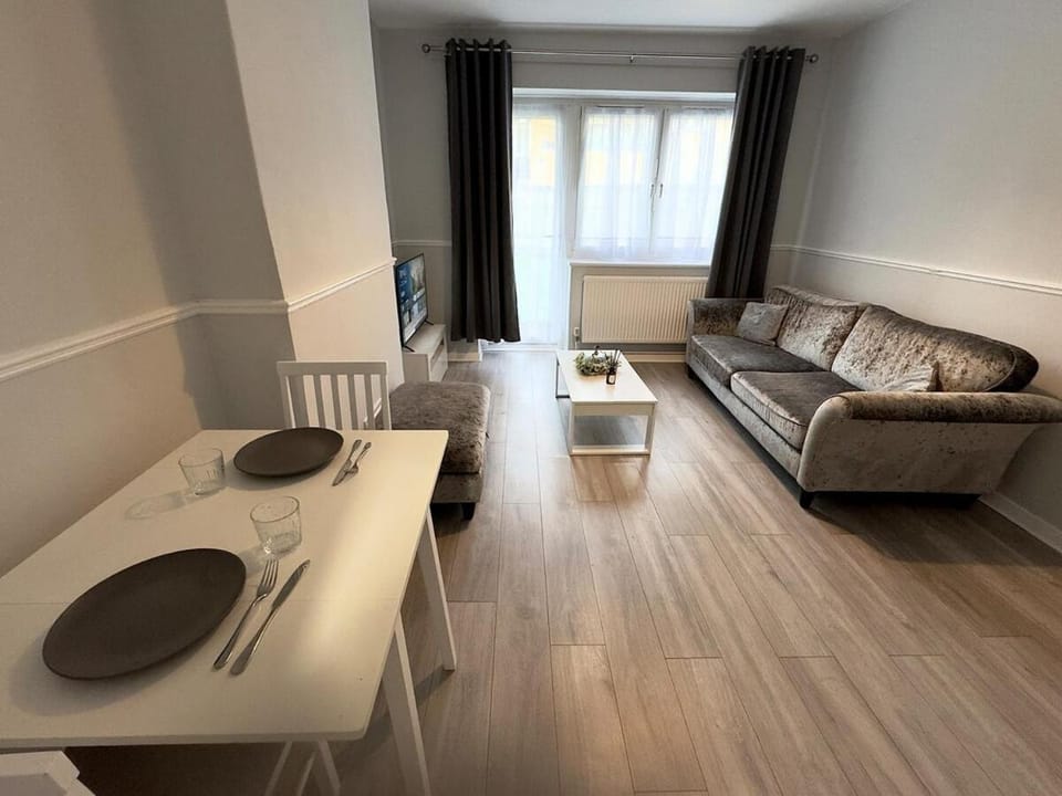 Living room, Seating area, internet