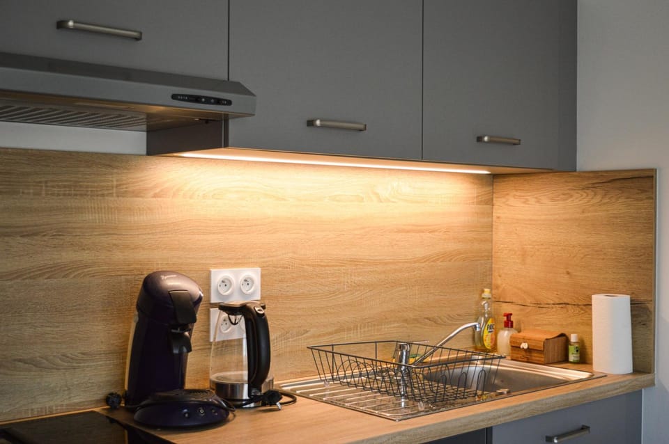 Coffee/tea facilities, Kitchen or kitchenette, stove, toaster
