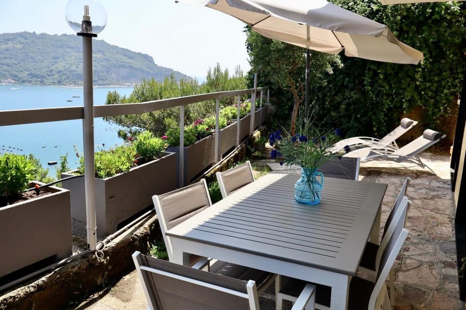 Natural landscape, Balcony/Terrace, Dining area, Sea view