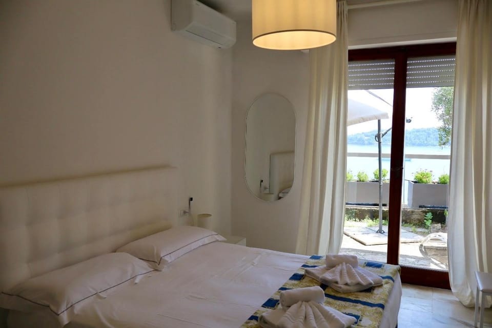 Bed, Photo of the whole room, air conditioner