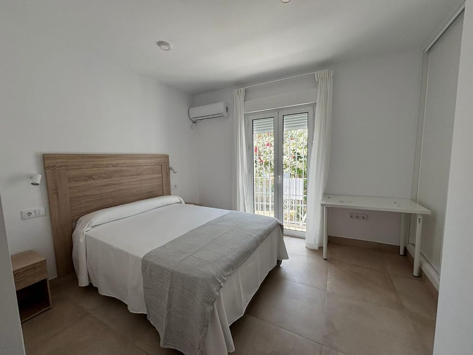 Bed, Photo of the whole room, Bedroom, air conditioner