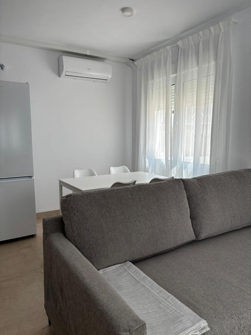 Seating area, air conditioner