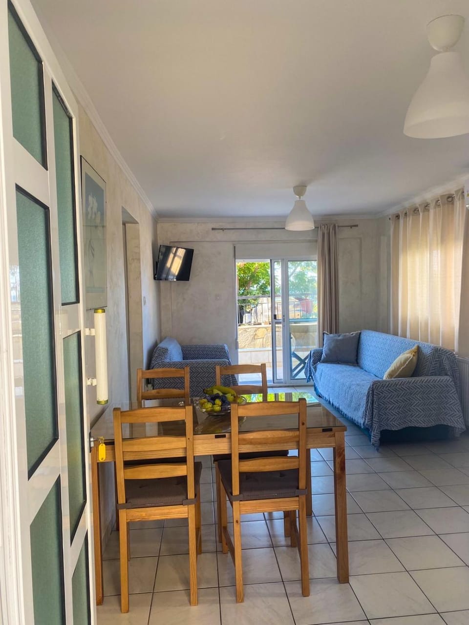 Photo of the whole room, Dining area