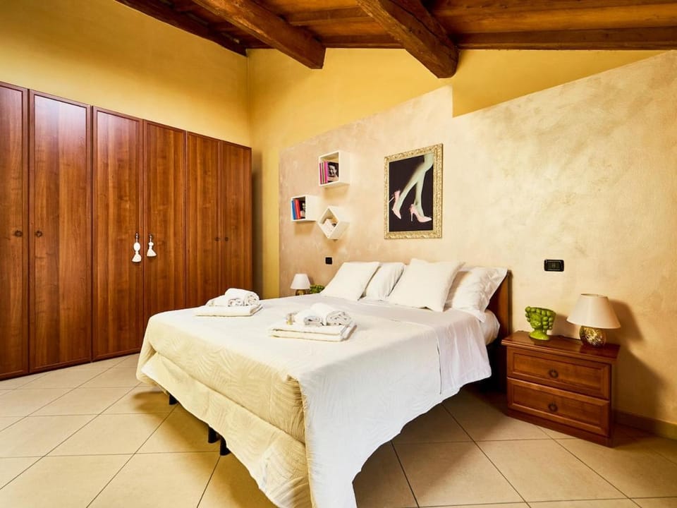 Bed, Photo of the whole room, towels