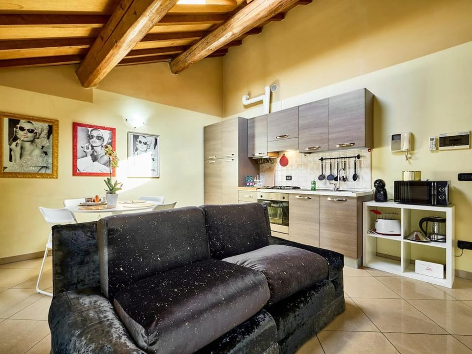 Kitchen or kitchenette, Living room, Seating area, oven