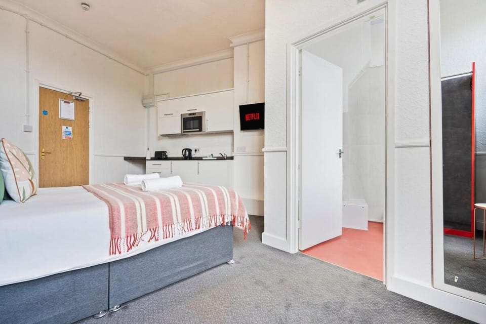 Bed, TV and multimedia, Kitchen or kitchenette, Photo of the whole room, wardrobe