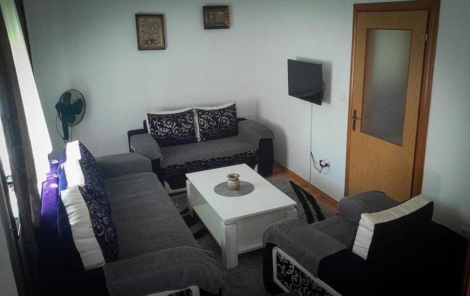 Communal lounge/ TV room, Living room, Seating area