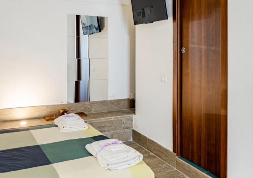 Bed, TV and multimedia, Photo of the whole room, Bedroom, towels, wardrobe
