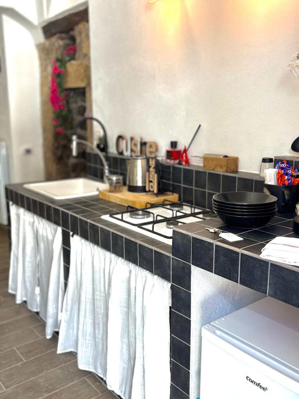 Kitchen or kitchenette, minibar, stove