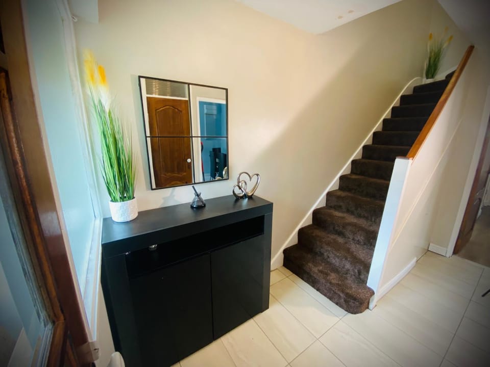 Modern-PetFriendly-privateGarden-Family-20MinToLDN House in Stevenage