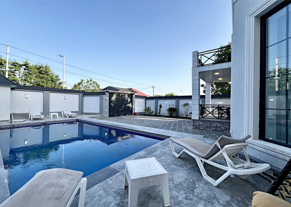 Property building, Patio, Day, Balcony/Terrace, Pool view, Swimming pool, sunbed