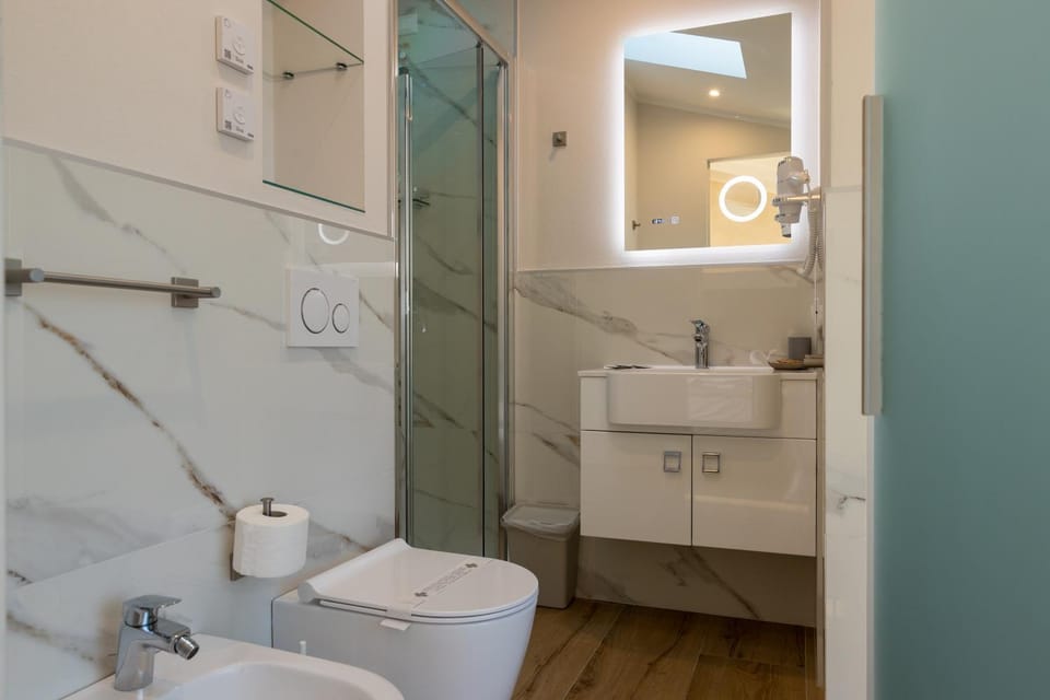 Shower, Toilet, Bathroom, bidet, towels