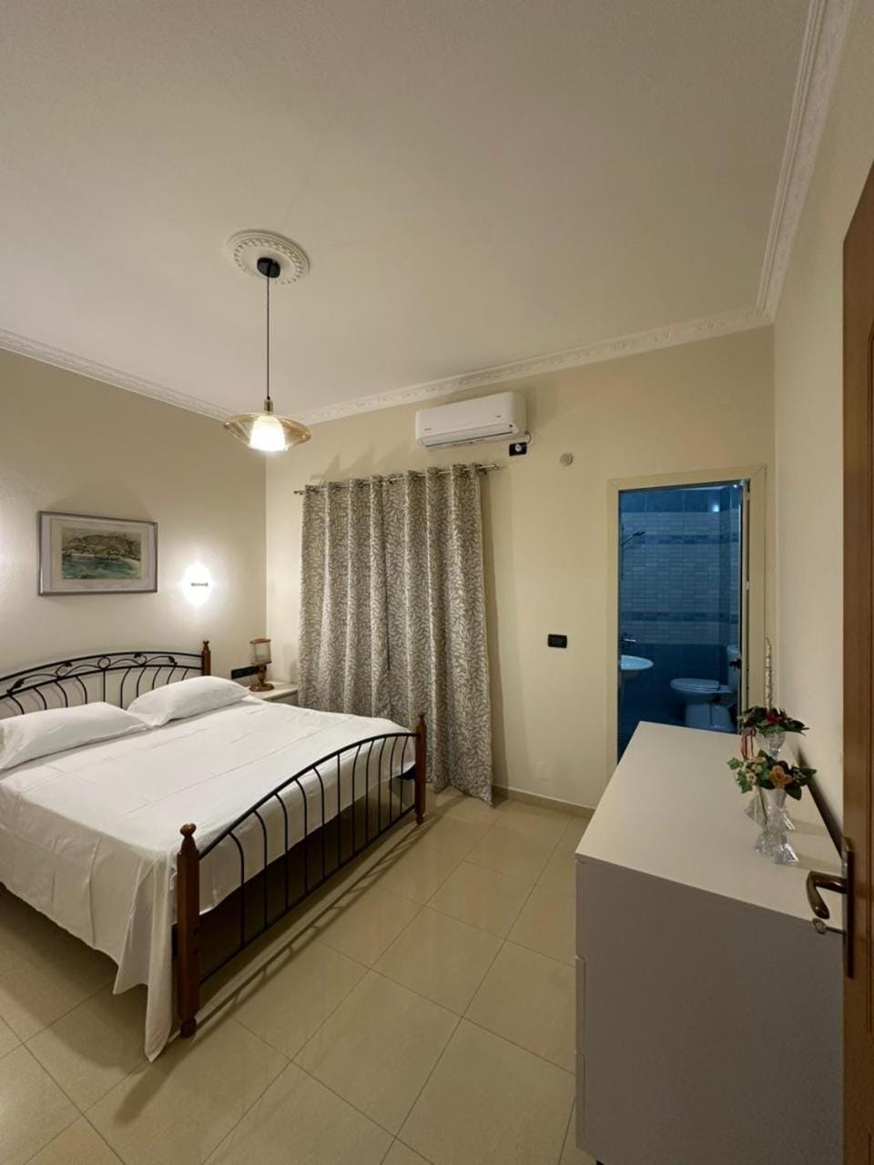 Bed, Photo of the whole room, Bedroom, air conditioner