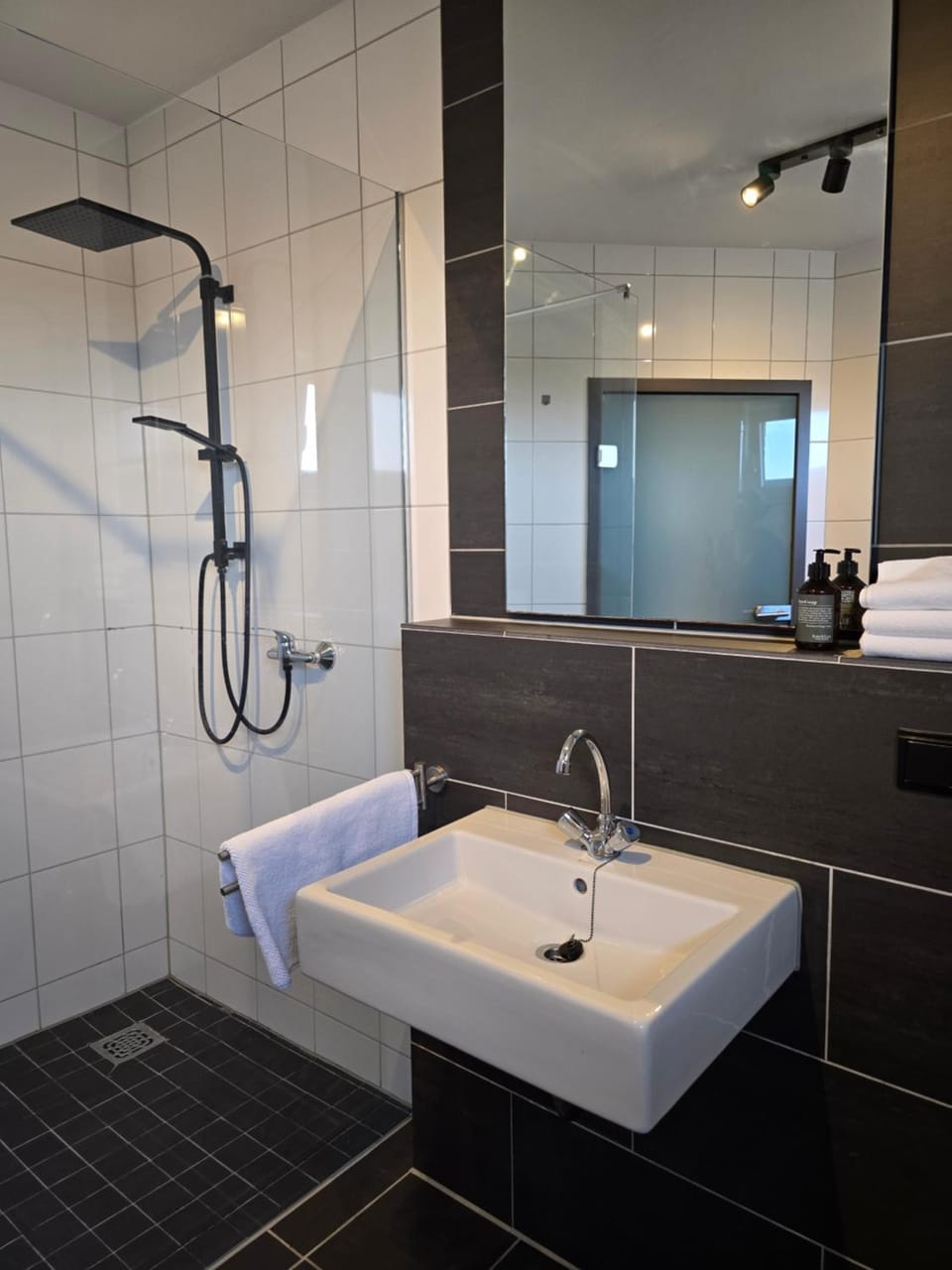 Shower, Bathroom, towels