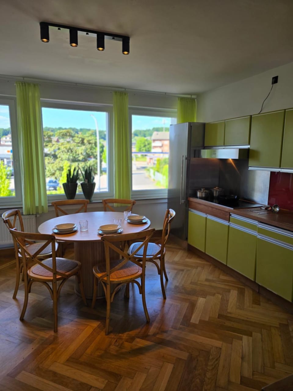 Kitchen or kitchenette, Seating area, Dining area