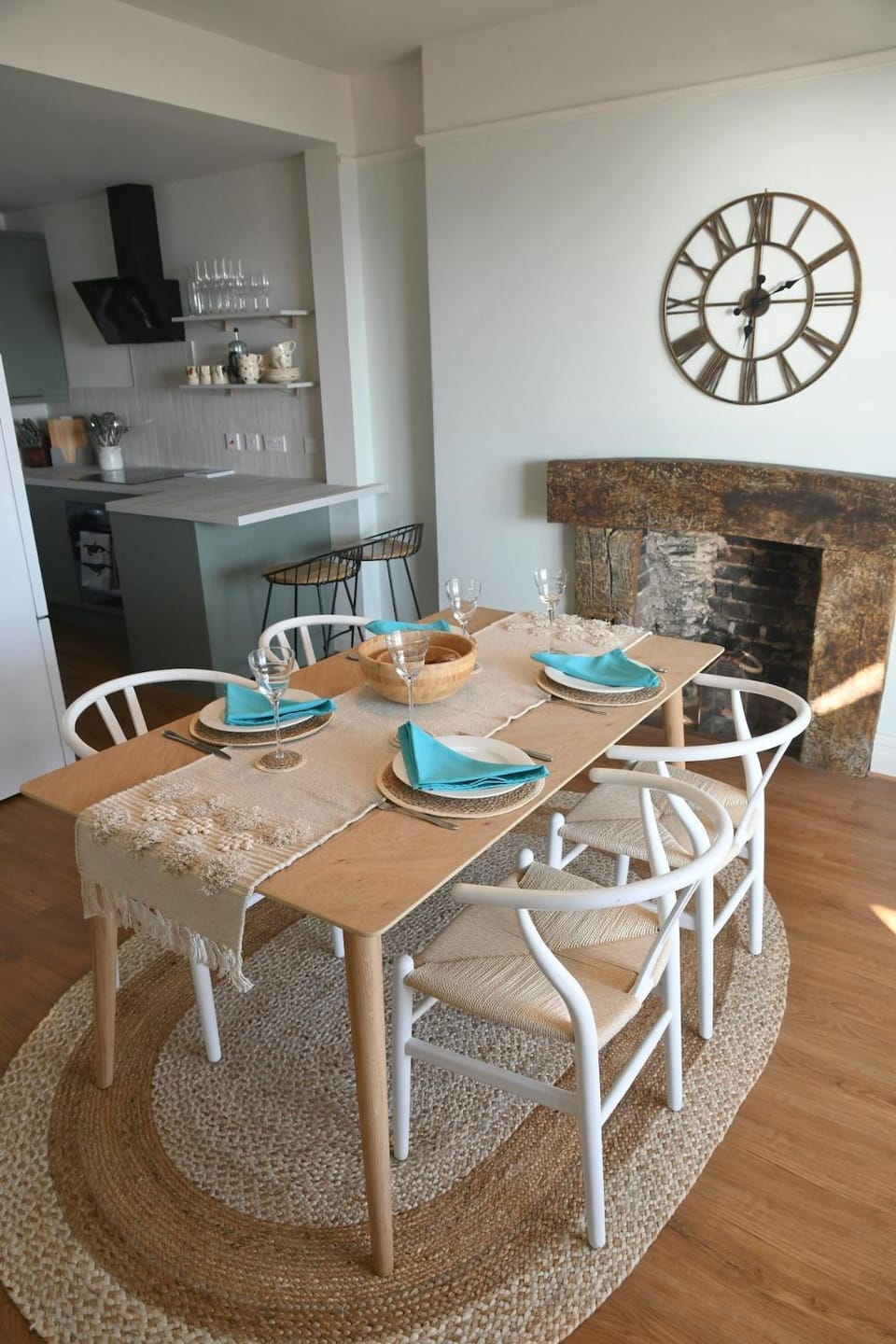 Kitchen or kitchenette, Living room, Seating area, Dining area