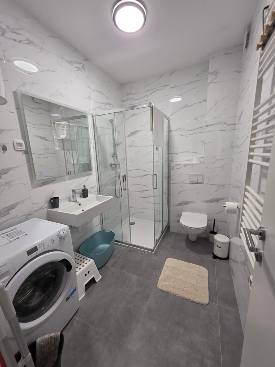 Shower, Toilet, Bathroom, towels, washing machine