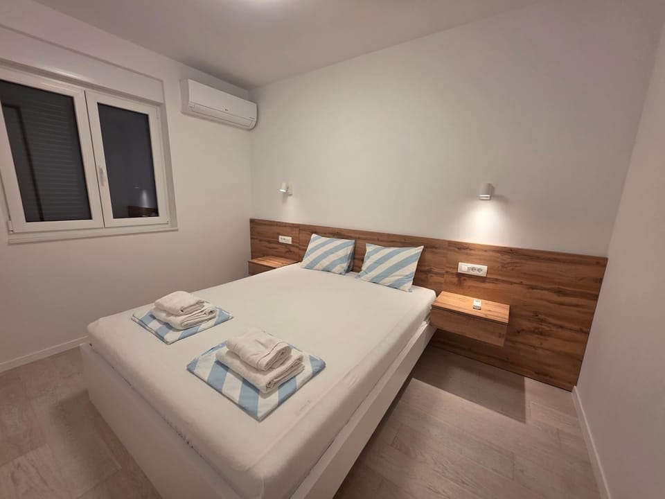 Bed, Bedroom, towels, air conditioner