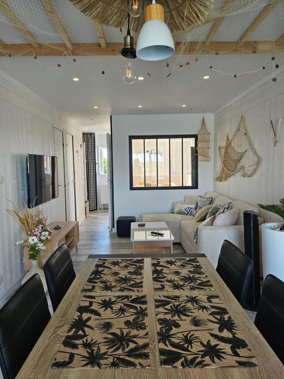Communal lounge/ TV room, TV and multimedia, Living room, Seating area, Dining area