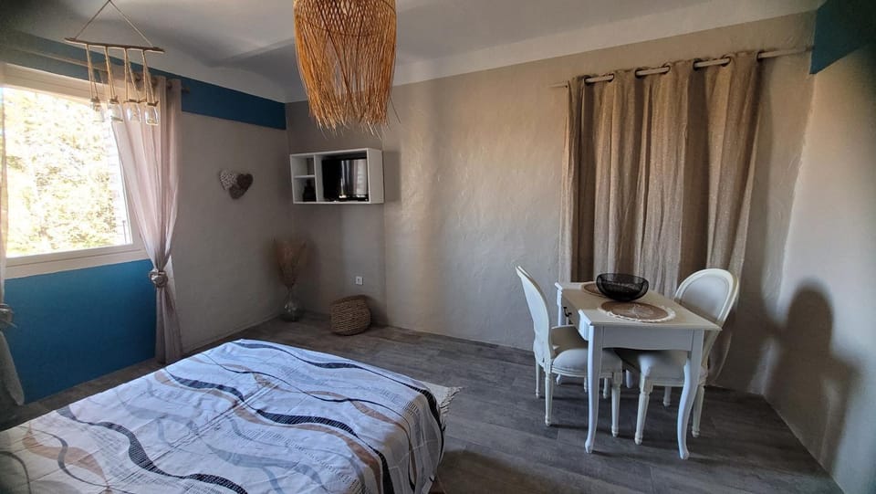 Bed, TV and multimedia, Photo of the whole room, Dining area, Bedroom