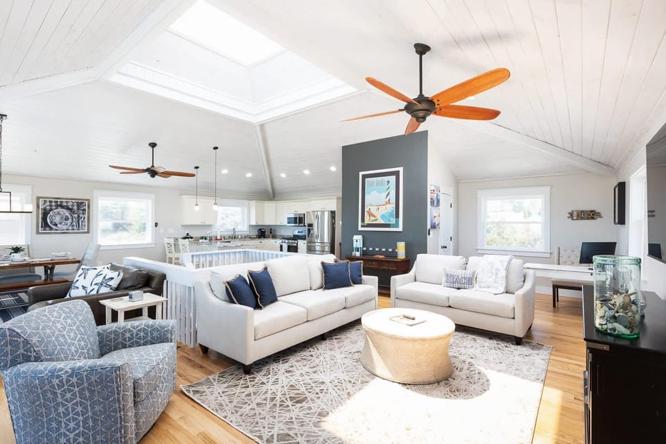 Newly Renovated Semi-Oceanfront Duck Home With Pool House in Duck