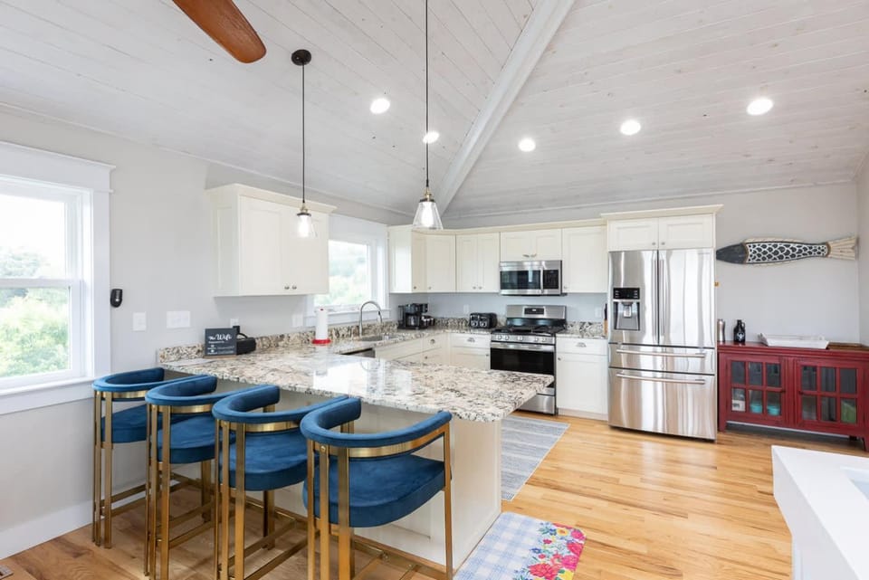 Newly Renovated Semi-Oceanfront Duck Home With Pool House in Duck