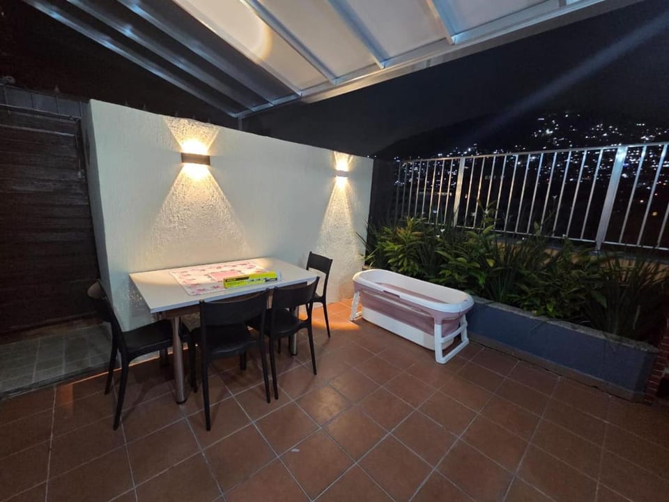 COBERTURA HOME RIO COPACABANA PRAIA COBERTURA COM VARANDA E 2 QUARTOS PROXIMO DA Praia, RIO DE JANEIRO,POSTO 6, AMBIENTE TOTALMENTE REFORMADO Apartment in Rio de Janeiro
