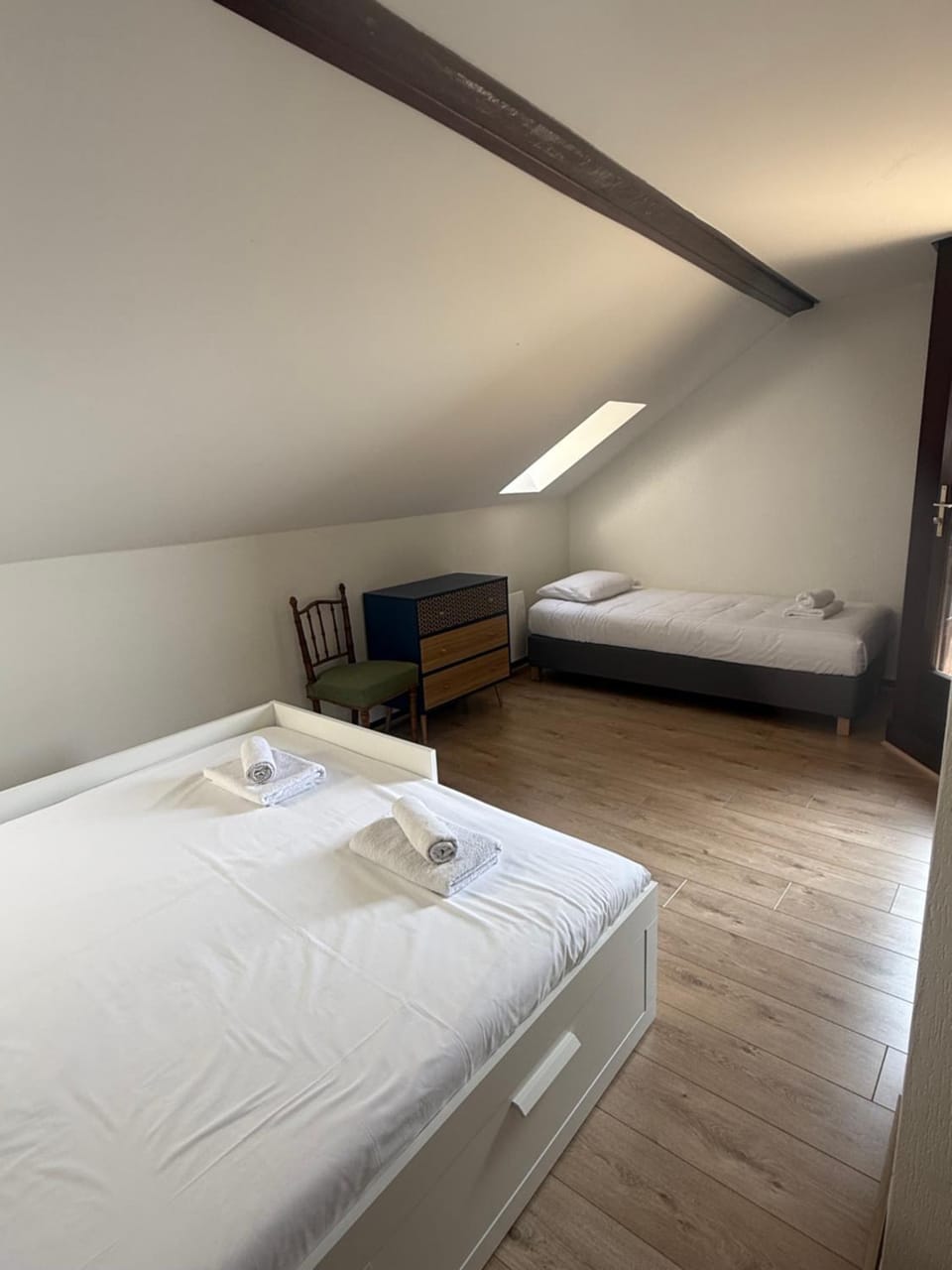 Bed, Photo of the whole room, Bedroom, towels