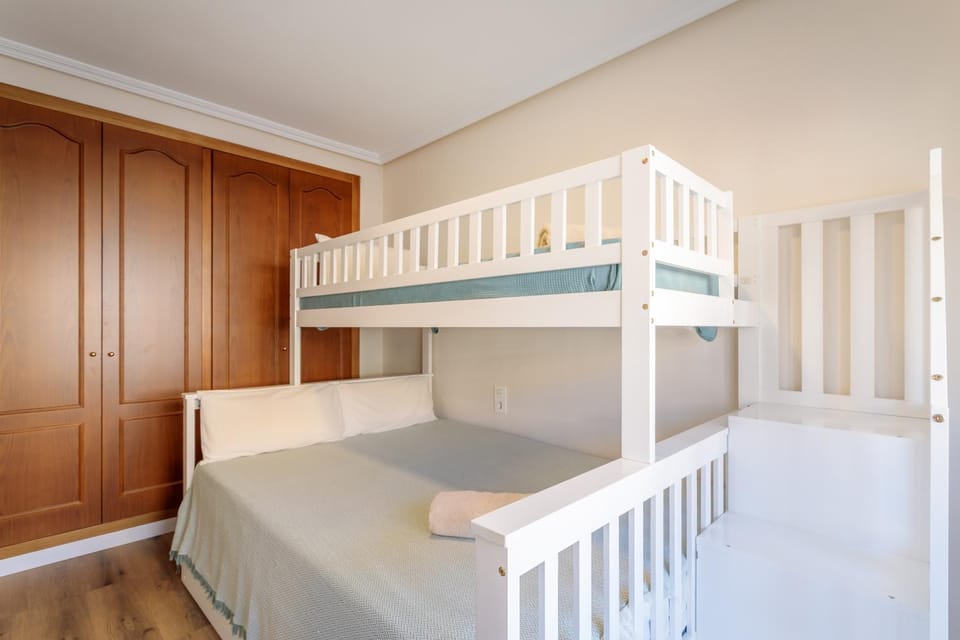 Bedroom, bunk bed
