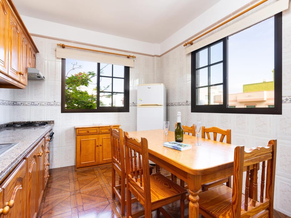 Kitchen or kitchenette, Dining area, oven, stove