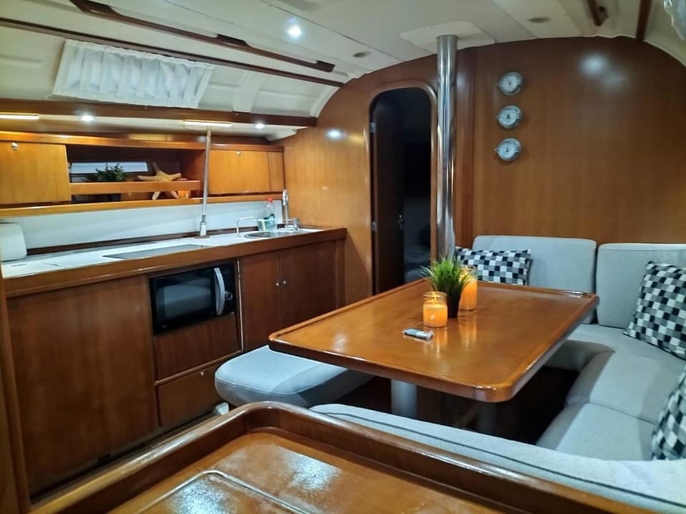 Magnificent sailboat with free parking for cars Docked boat in Valencia