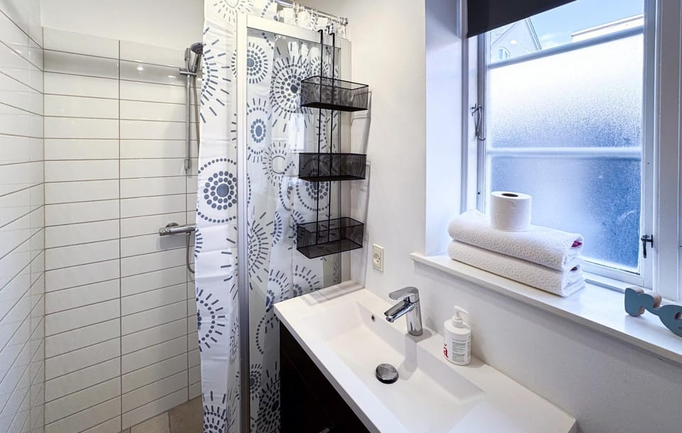Shower, Bathroom, towels