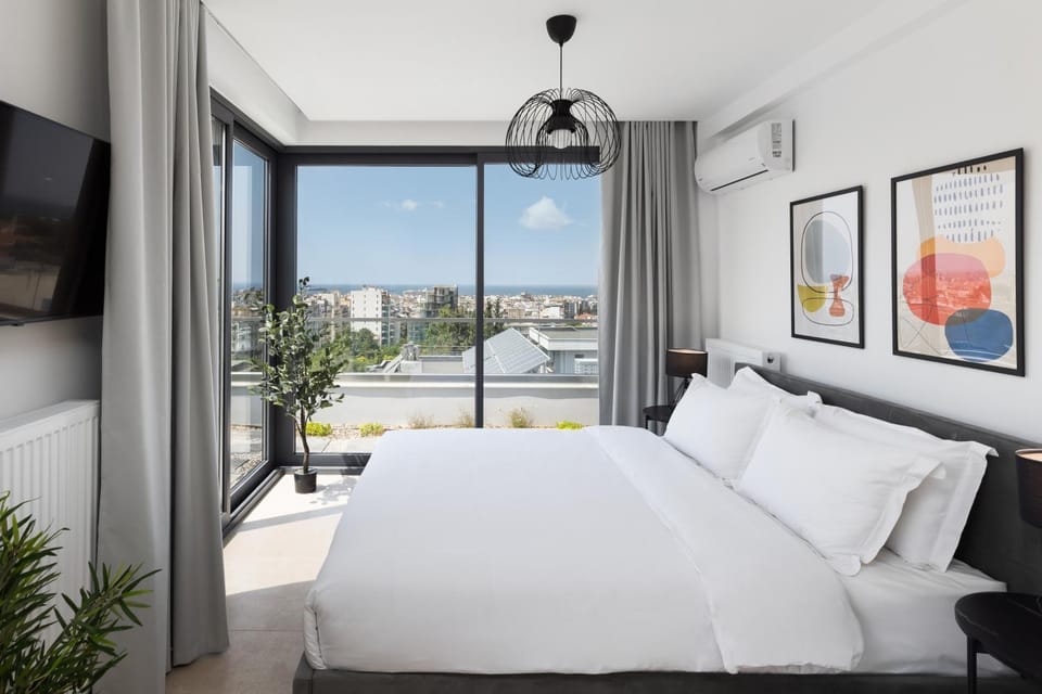 Bed, TV and multimedia, View (from property/room), Photo of the whole room, Bedroom, City view