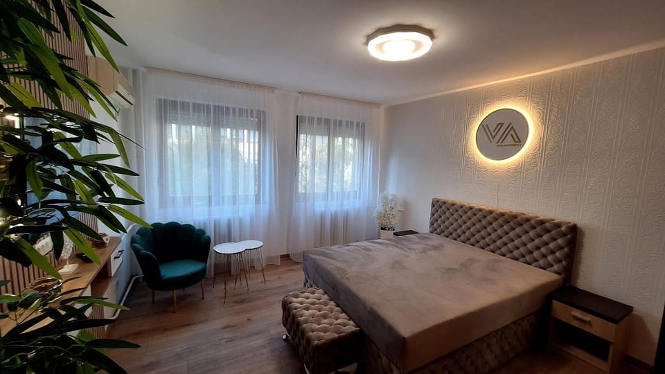 Bed, Living room, Photo of the whole room, Seating area, Bedroom