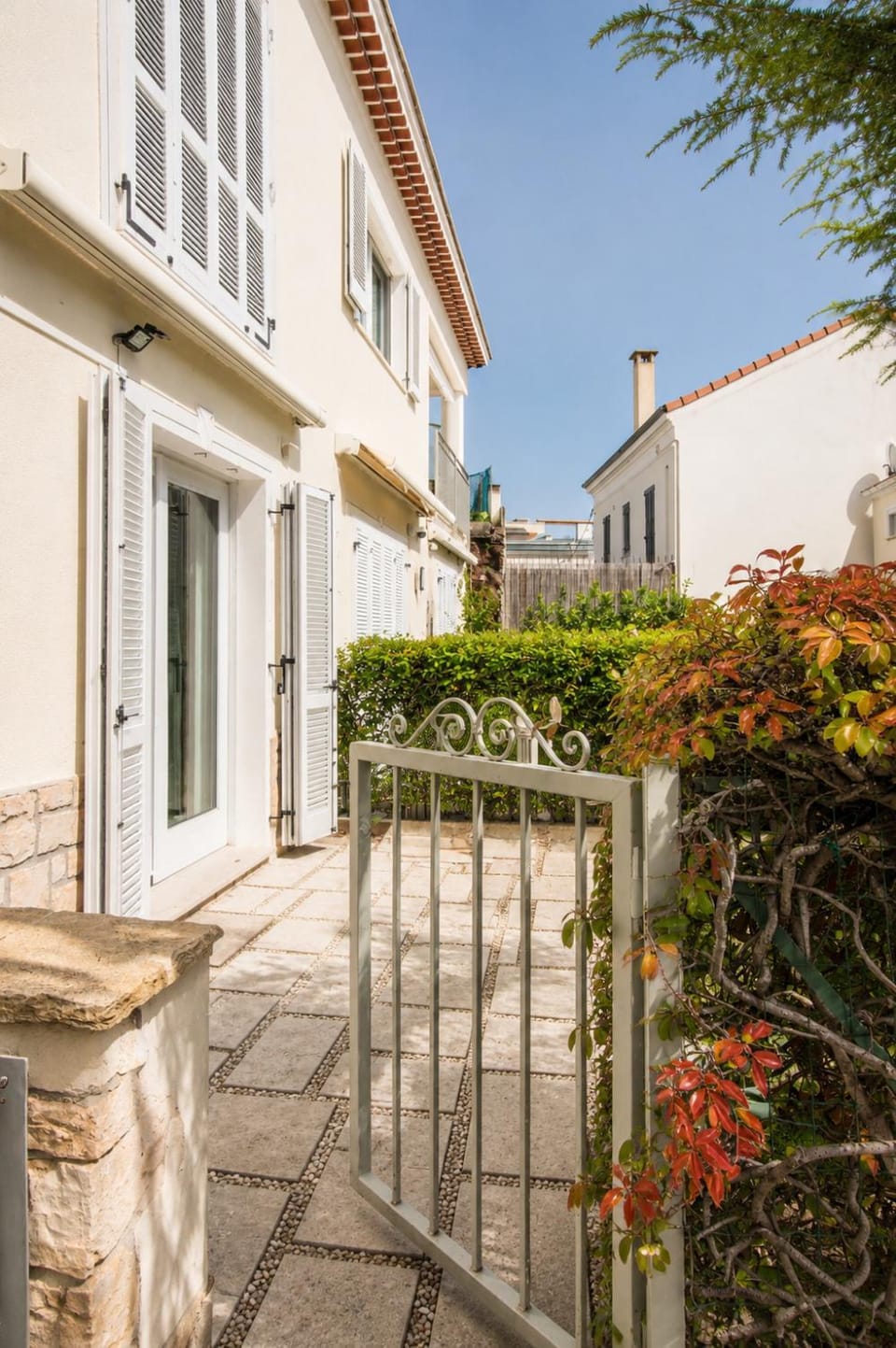 Property building, Day, Garden, Balcony/Terrace