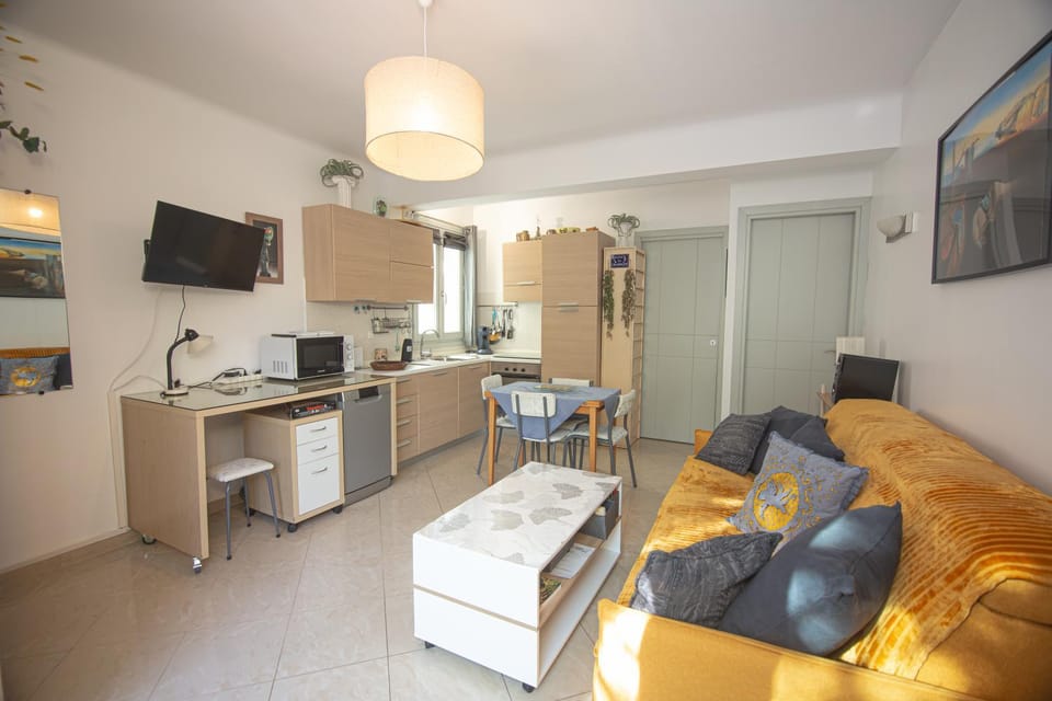 TV and multimedia, Kitchen or kitchenette, Living room, Seating area, oven, stove