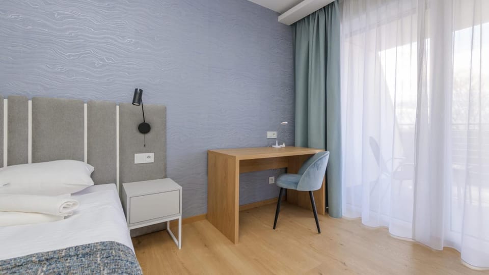 Bed, Photo of the whole room, Dining area, Bedroom