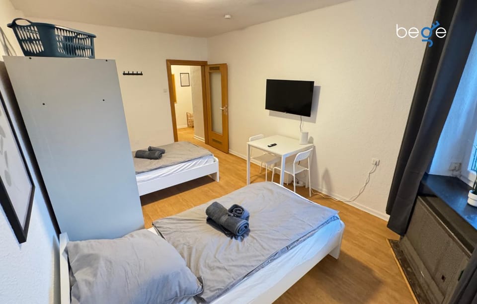 Bed, TV and multimedia, wardrobe