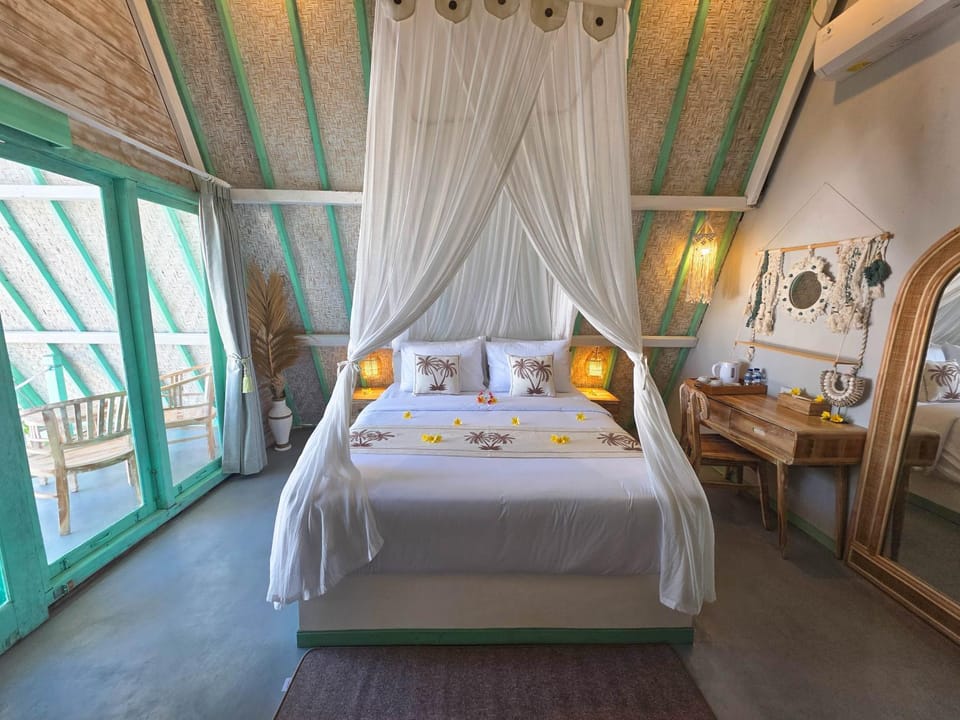 Photo of the whole room, Bedroom