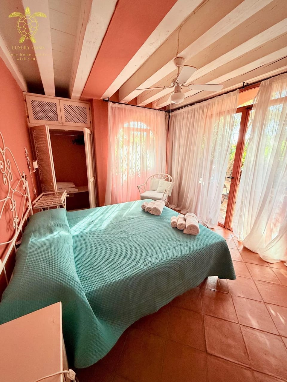 Bed, Bedroom, towels